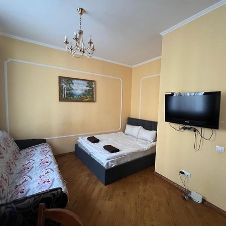 Central House Lviv Bagian luar foto