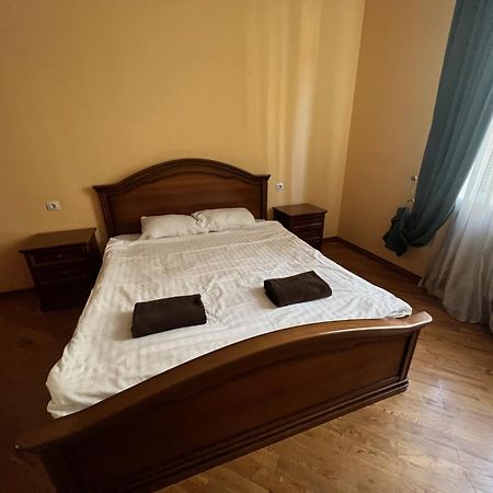 Central House Lviv Bagian luar foto