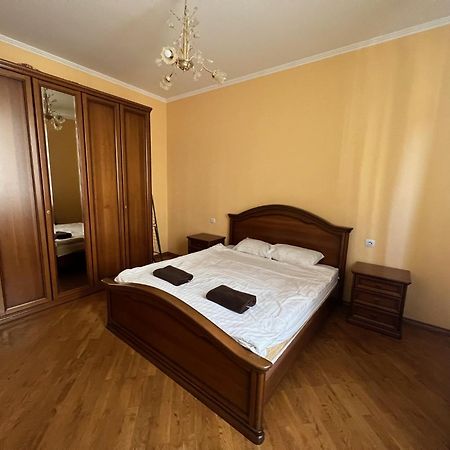 Central House Lviv Bagian luar foto